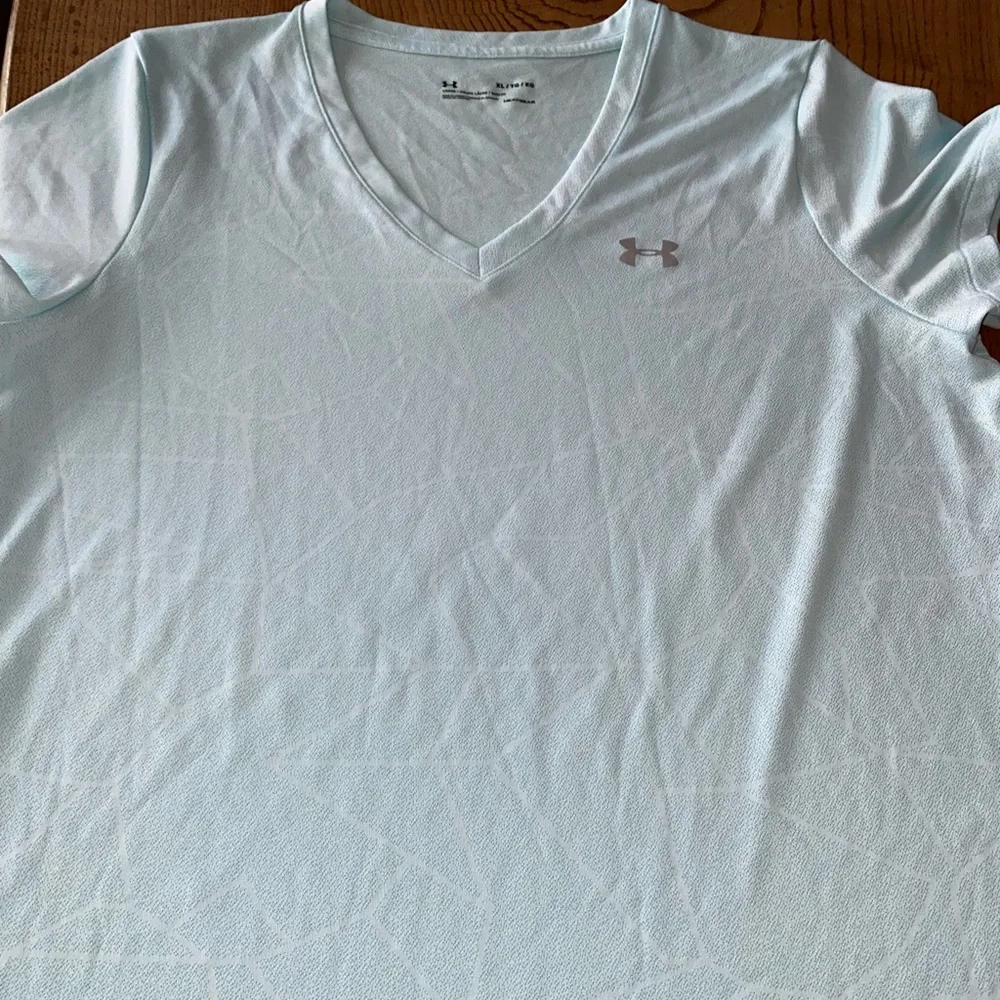 Womens light blue XL under Armour heat gear short sleeved with geometric print - Picture 1 of 5
